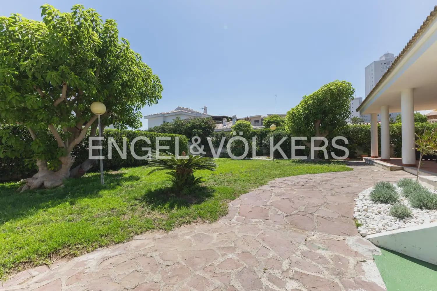 Villa/Maison de 5 chambres à louer à Valence ville - 3 600 € (Ref: 9898030)