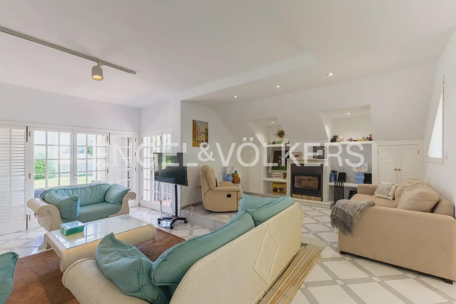 Villa/Maison de 5 chambres à louer à Valence ville - 3 600 € (Ref: 9898030)