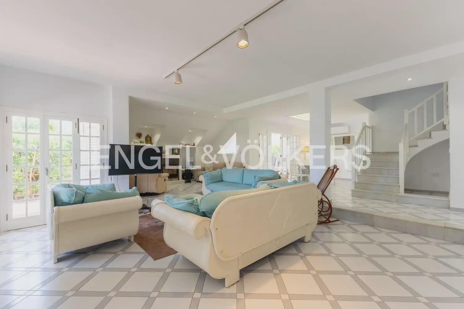Villa/Maison de 5 chambres à louer à Valence ville - 3 600 € (Ref: 9898030)