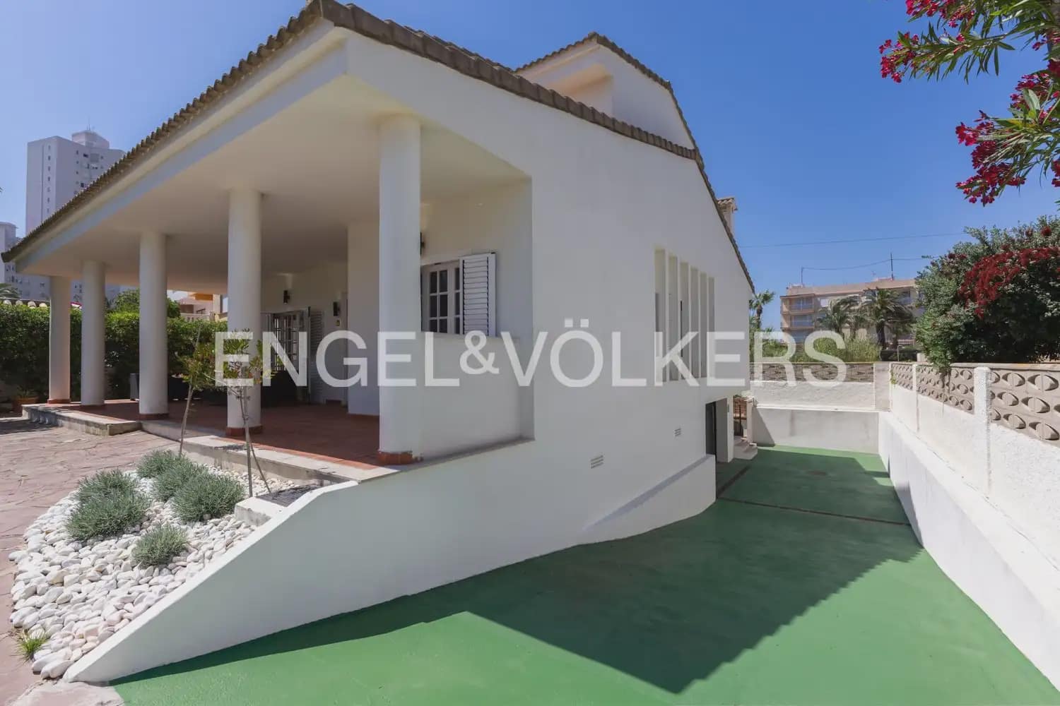 Villa/Maison de 5 chambres à louer à Valence ville - 3 600 € (Ref: 9898030)