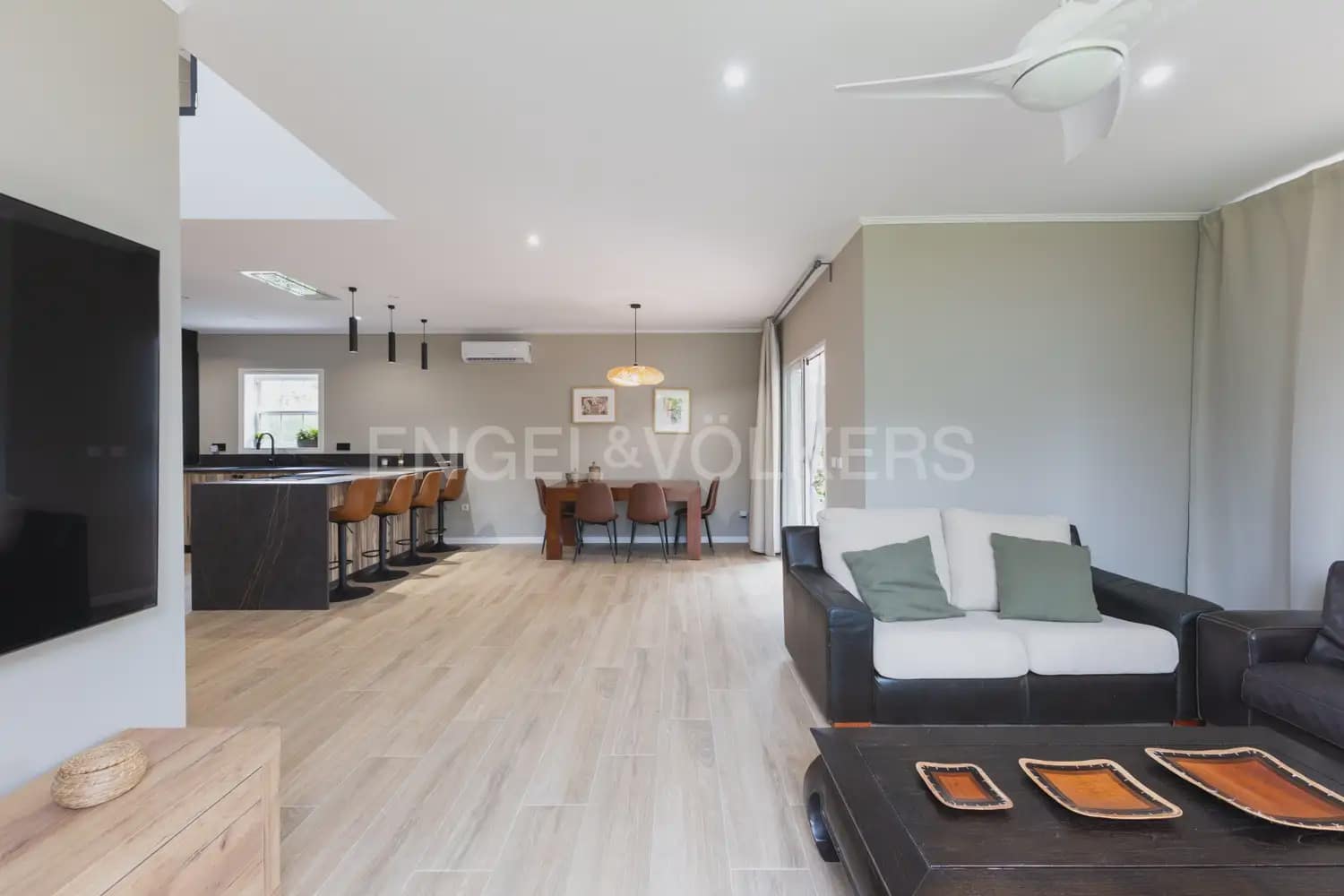 5 bedroom Villa for rent in Serra with pool garage - € 3,200 (Ref: 9898038)