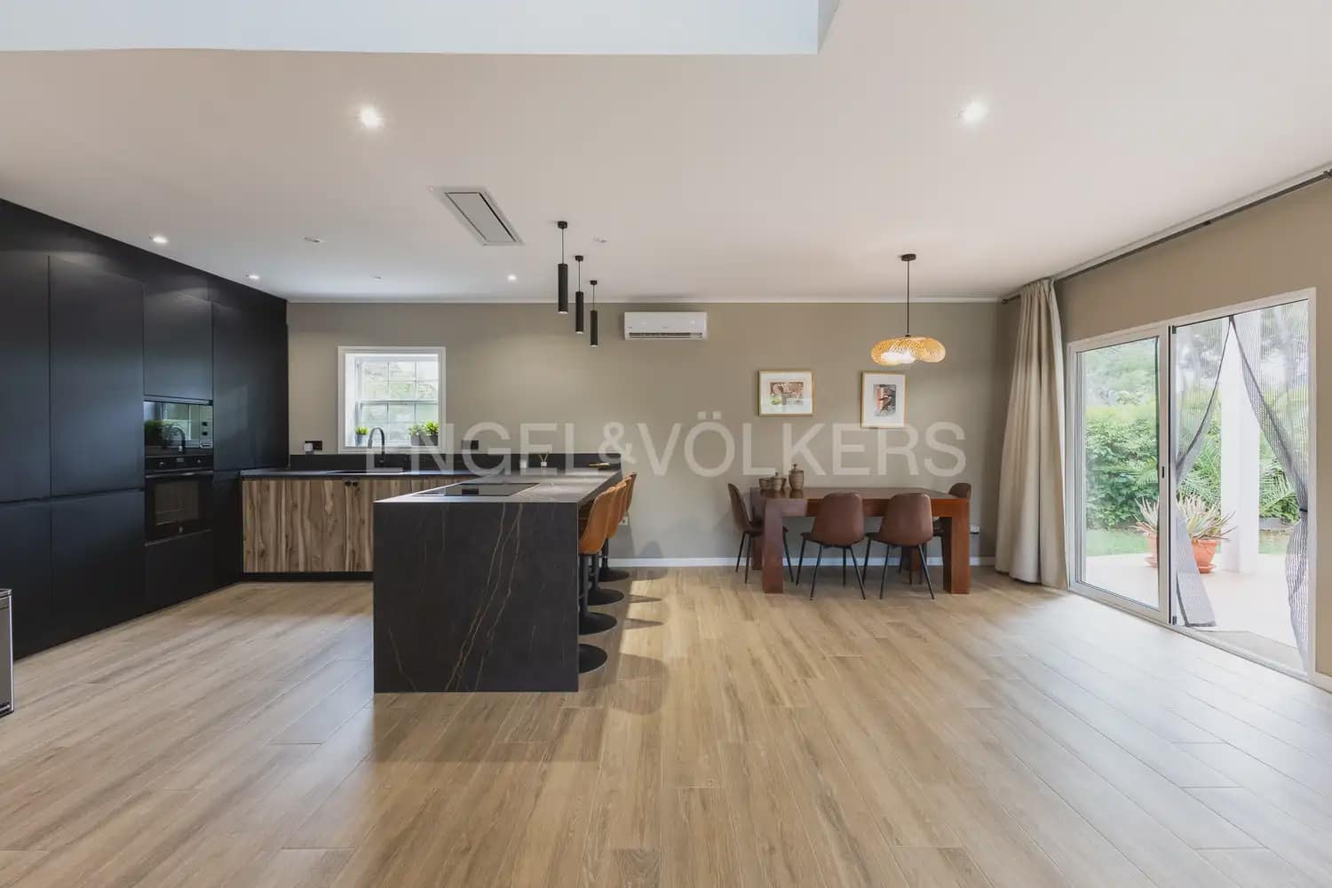 5 bedroom Villa for rent in Serra with pool garage - € 3,200 (Ref: 9898038)