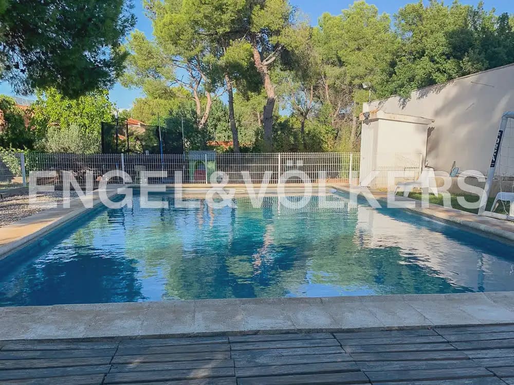 5 bedroom Villa for rent in Serra with pool garage - € 3,200 (Ref: 9898038)