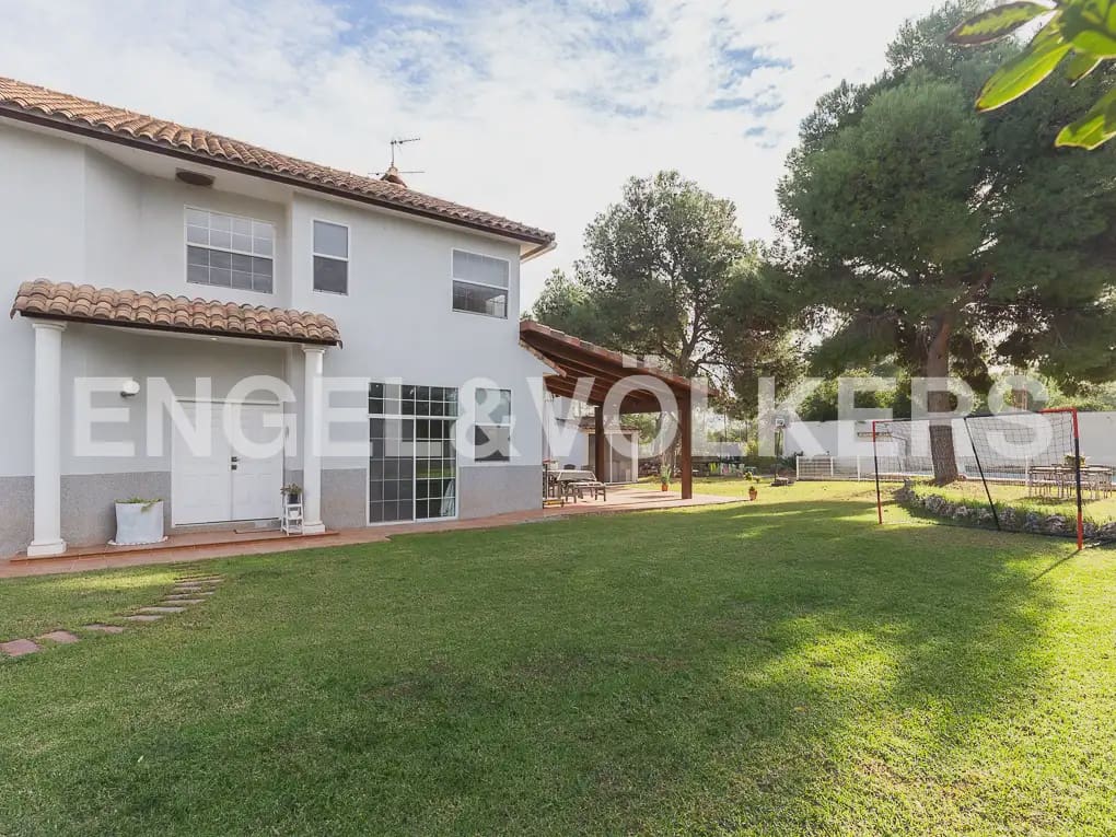 5 bedroom Villa for rent in Serra with pool garage - € 3,200 (Ref: 9898038)