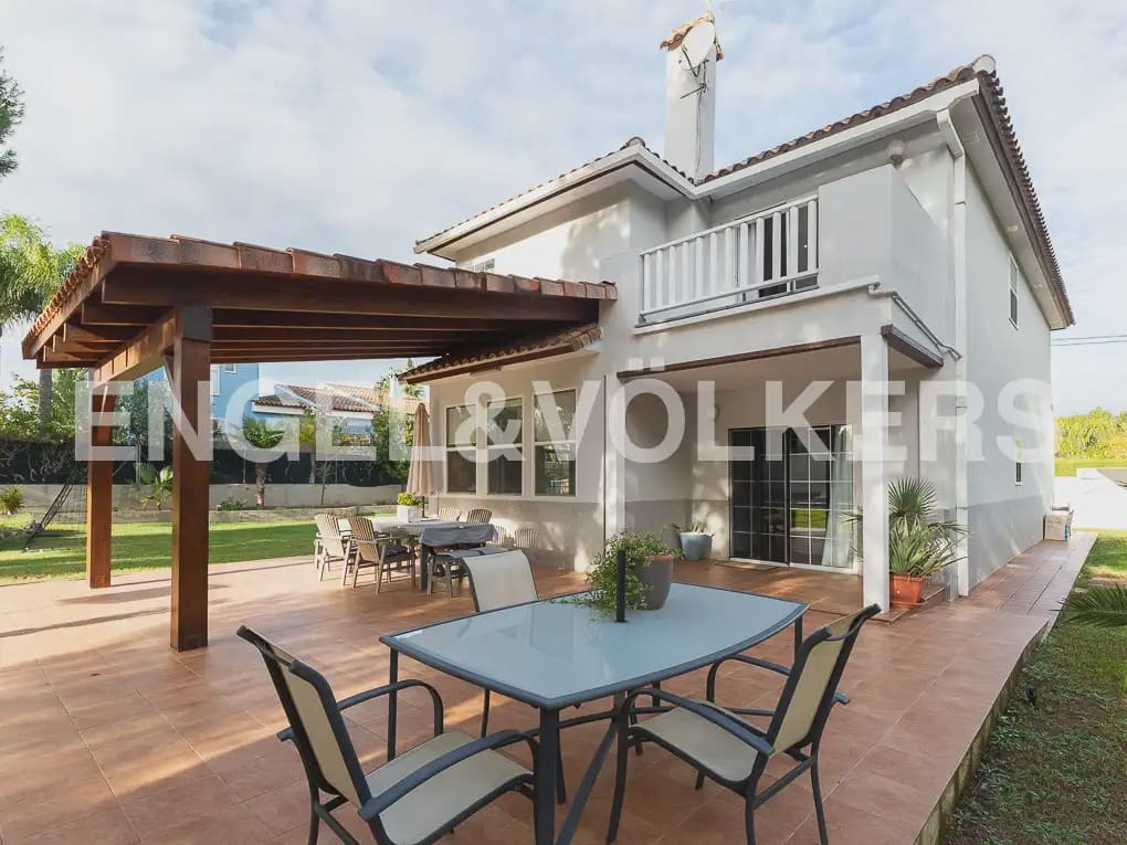 5 bedroom Villa for rent in Serra with pool garage - € 3,200 (Ref: 9898038)