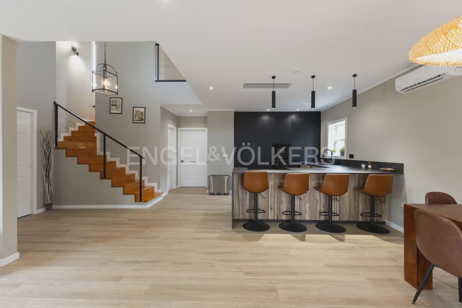 5 bedroom Villa for rent in Serra with pool garage - € 3,200 (Ref: 9898038)