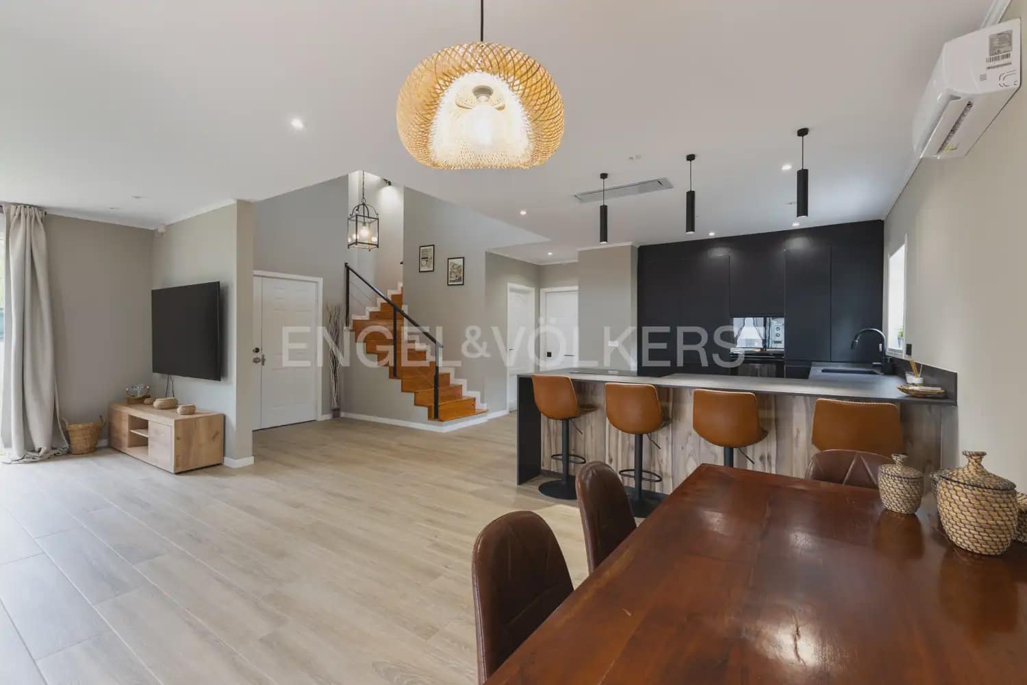 5 bedroom Villa for rent in Serra with pool garage - € 3,200 (Ref: 9898038)