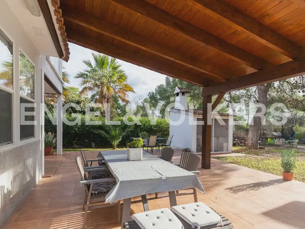 5 bedroom Villa for rent in Serra with pool garage - € 3,200 (Ref: 9898038)
