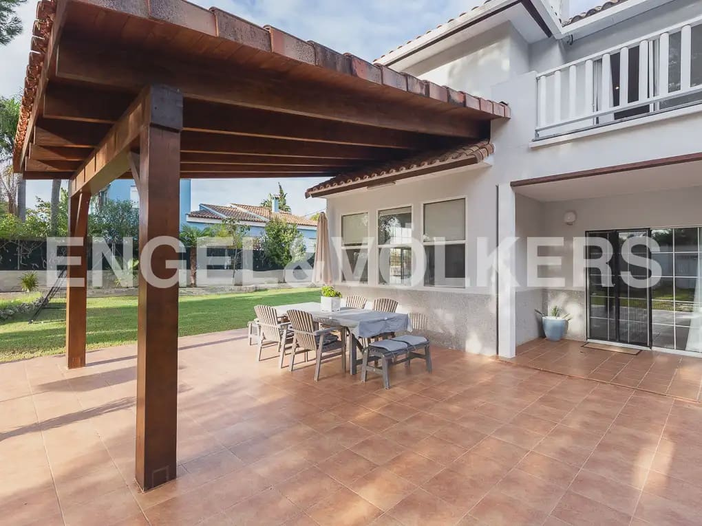 5 bedroom Villa for rent in Serra with pool garage - € 3,200 (Ref: 9898038)