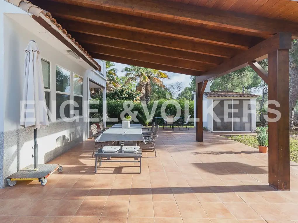 5 bedroom Villa for rent in Serra with pool garage - € 3,200 (Ref: 9898038)