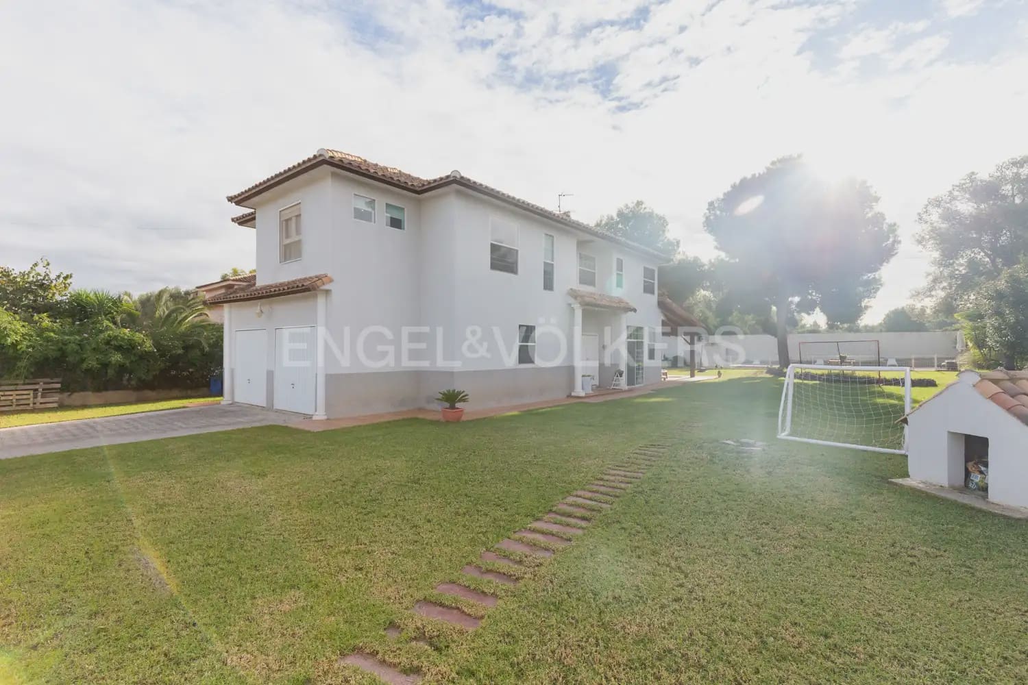 5 bedroom Villa for rent in Serra with pool garage - € 3,200 (Ref: 9898038)