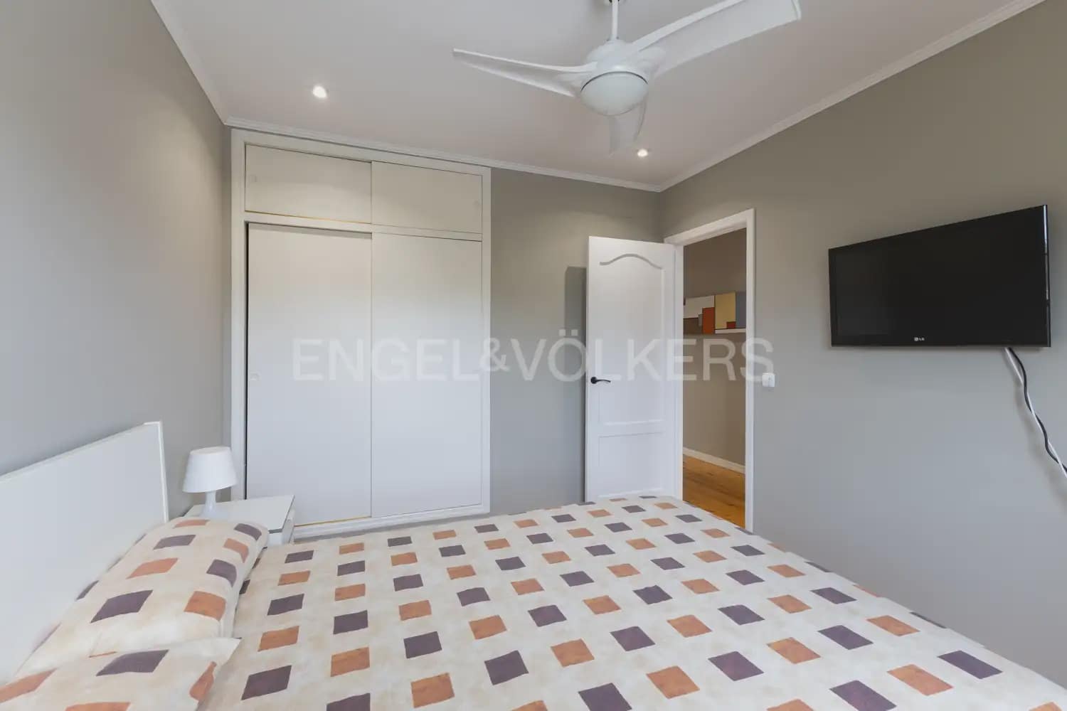 5 bedroom Villa for rent in Serra with pool garage - € 3,200 (Ref: 9898038)