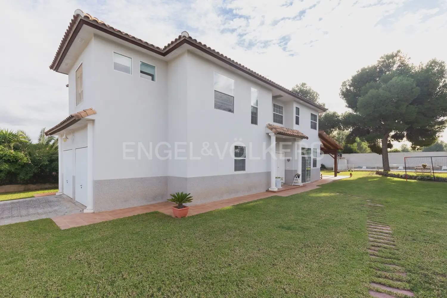 5 bedroom Villa for rent in Serra with pool garage - € 3,200 (Ref: 9898038)