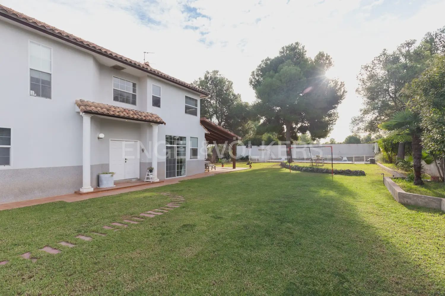 5 bedroom Villa for rent in Serra with pool garage - € 3,200 (Ref: 9898038)
