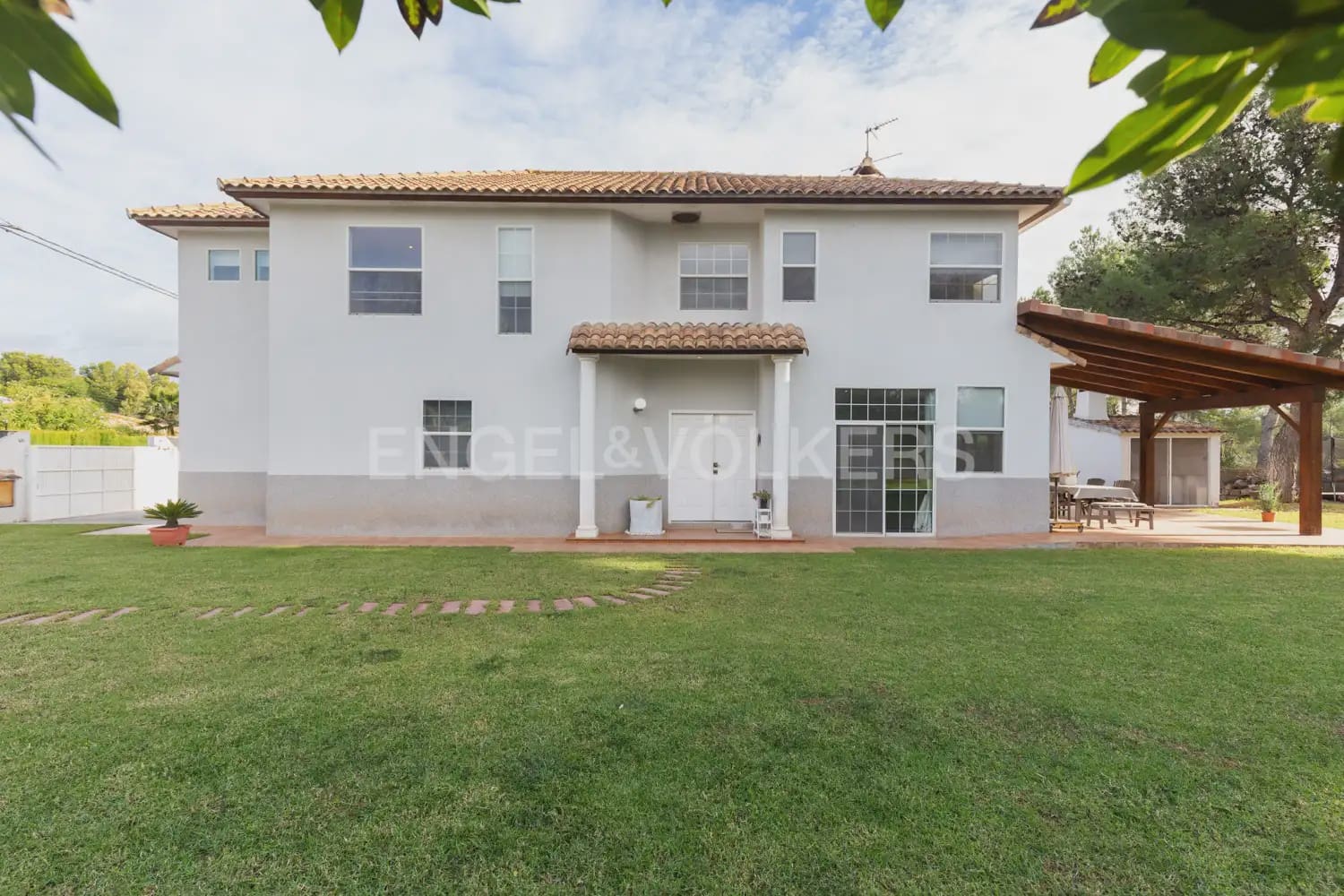 5 bedroom Villa for rent in Serra with pool garage - € 3,200 (Ref: 9898038)