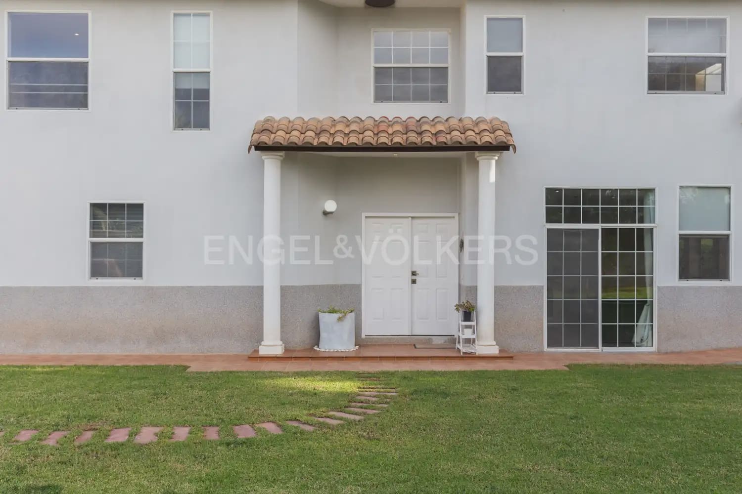 5 bedroom Villa for rent in Serra with pool garage - € 3,200 (Ref: 9898038)