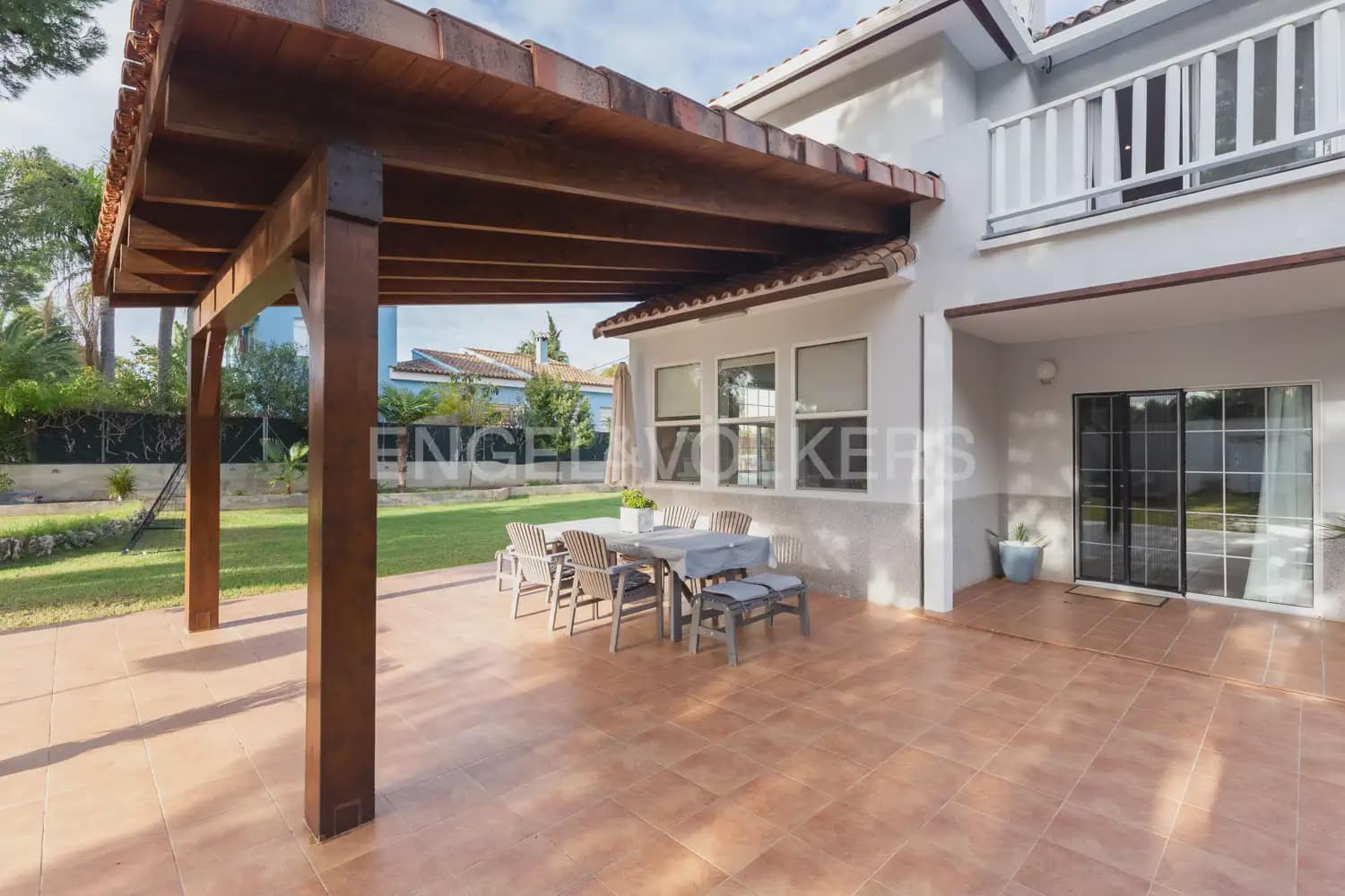 5 bedroom Villa for rent in Serra with pool garage - € 3,200 (Ref: 9898038)