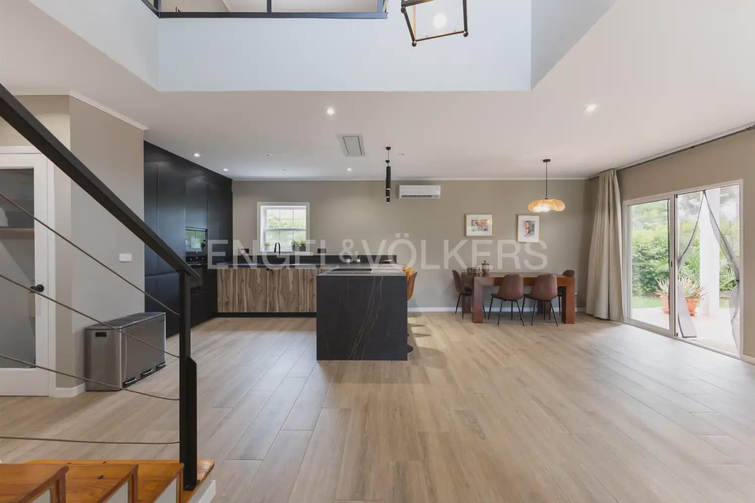 5 bedroom Villa for rent in Serra with pool garage - € 3,200 (Ref: 9898038)