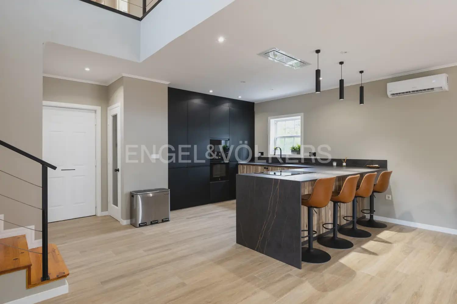 5 bedroom Villa for rent in Serra with pool garage - € 3,200 (Ref: 9898038)