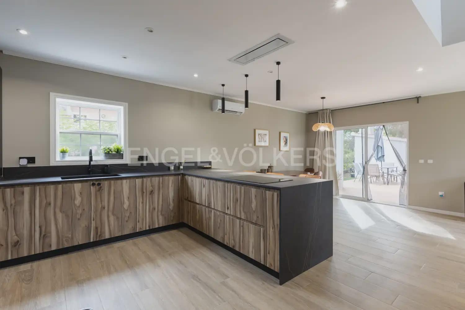 5 bedroom Villa for rent in Serra with pool garage - € 3,200 (Ref: 9898038)