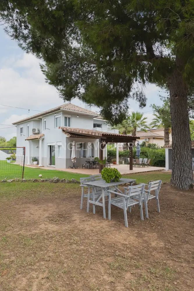 5 bedroom Villa for rent in Serra with pool garage - € 3,200 (Ref: 9898038)