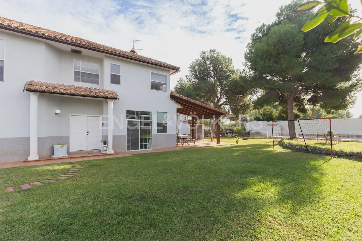5 bedroom Villa for rent in Serra with pool garage - € 3,200 (Ref: 9898038)