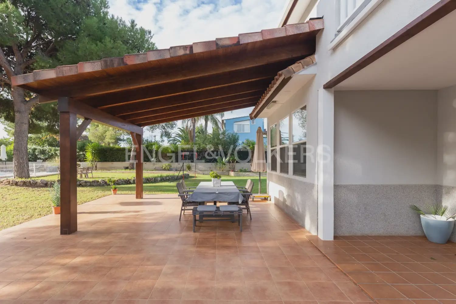 5 bedroom Villa for rent in Serra with pool garage - € 3,200 (Ref: 9898038)