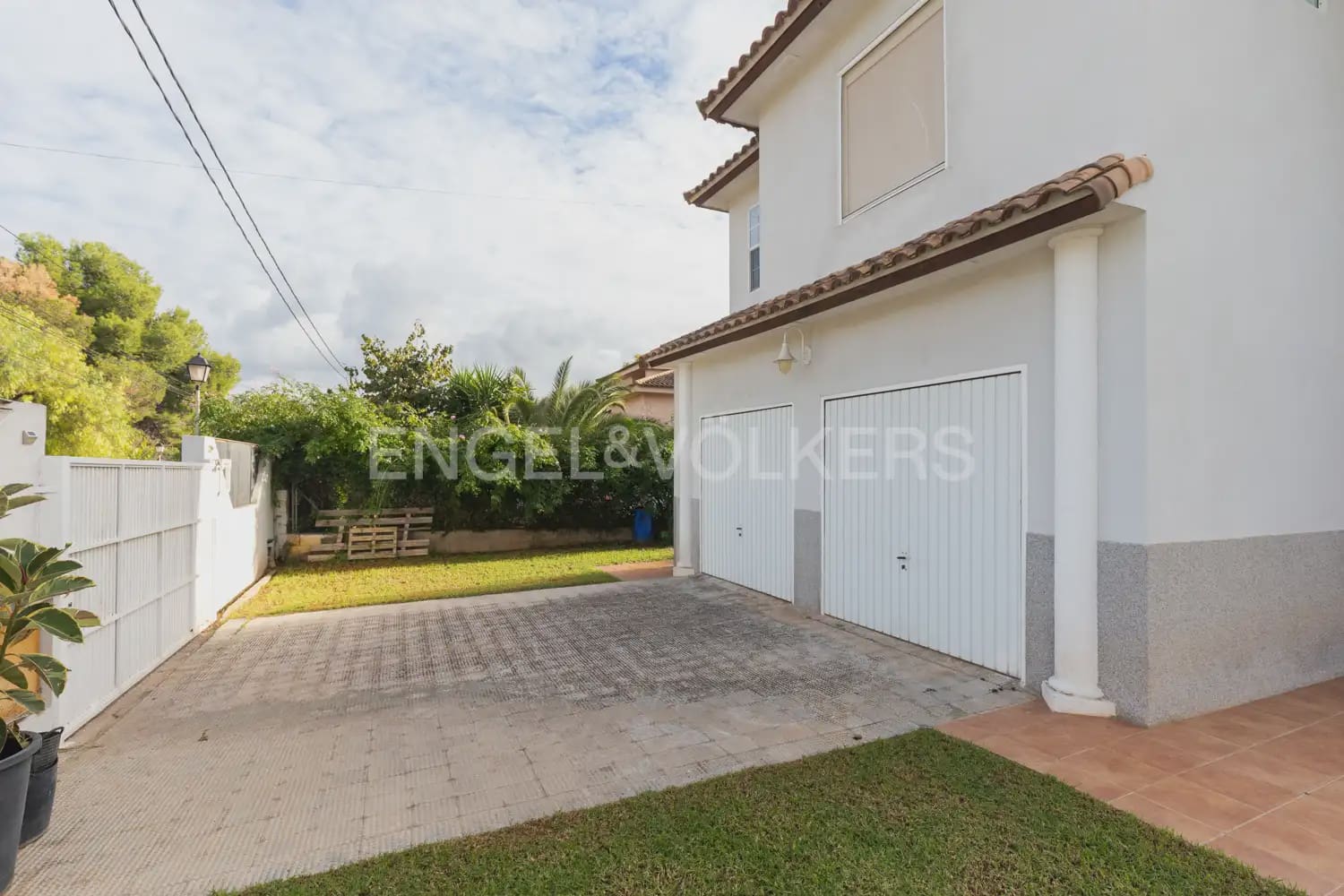 5 bedroom Villa for rent in Serra with pool garage - € 3,200 (Ref: 9898038)