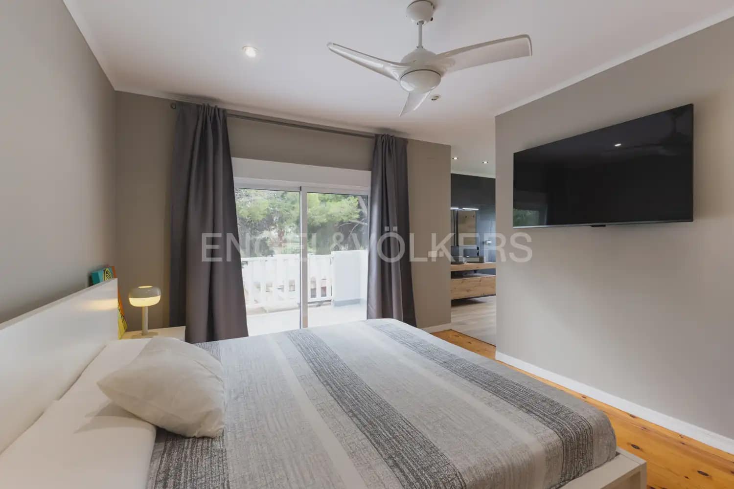 5 bedroom Villa for rent in Serra with pool garage - € 3,200 (Ref: 9898038)