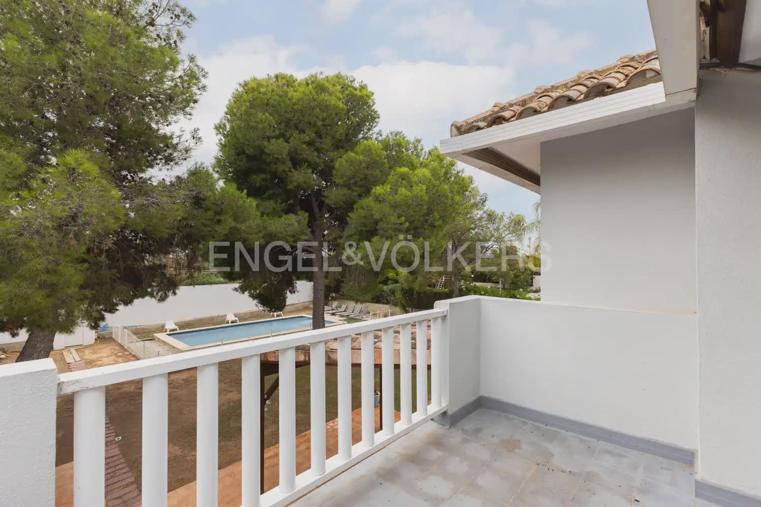 5 bedroom Villa for rent in Serra with pool garage - € 3,200 (Ref: 9898038)