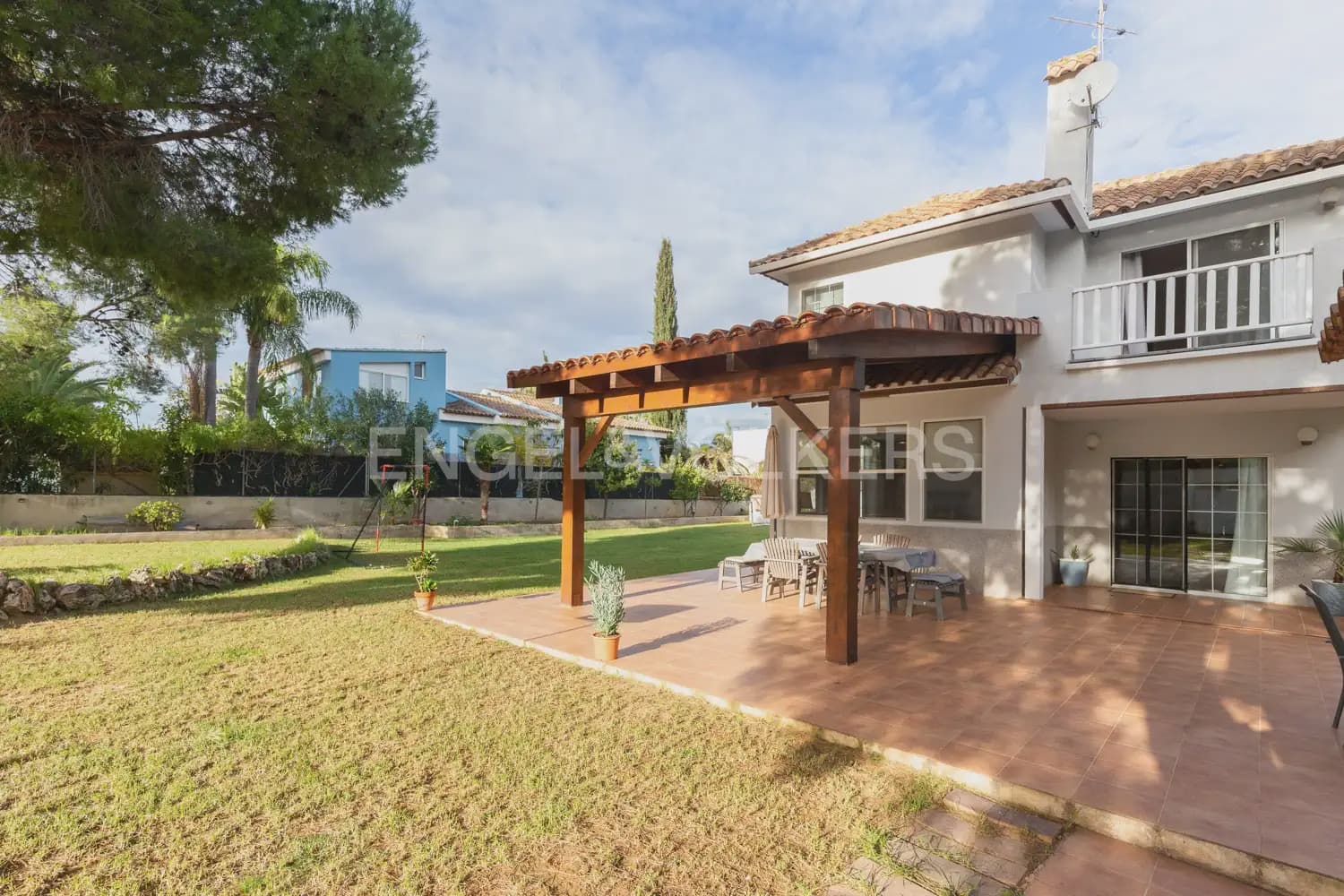 5 bedroom Villa for rent in Serra with pool garage - € 3,200 (Ref: 9898038)
