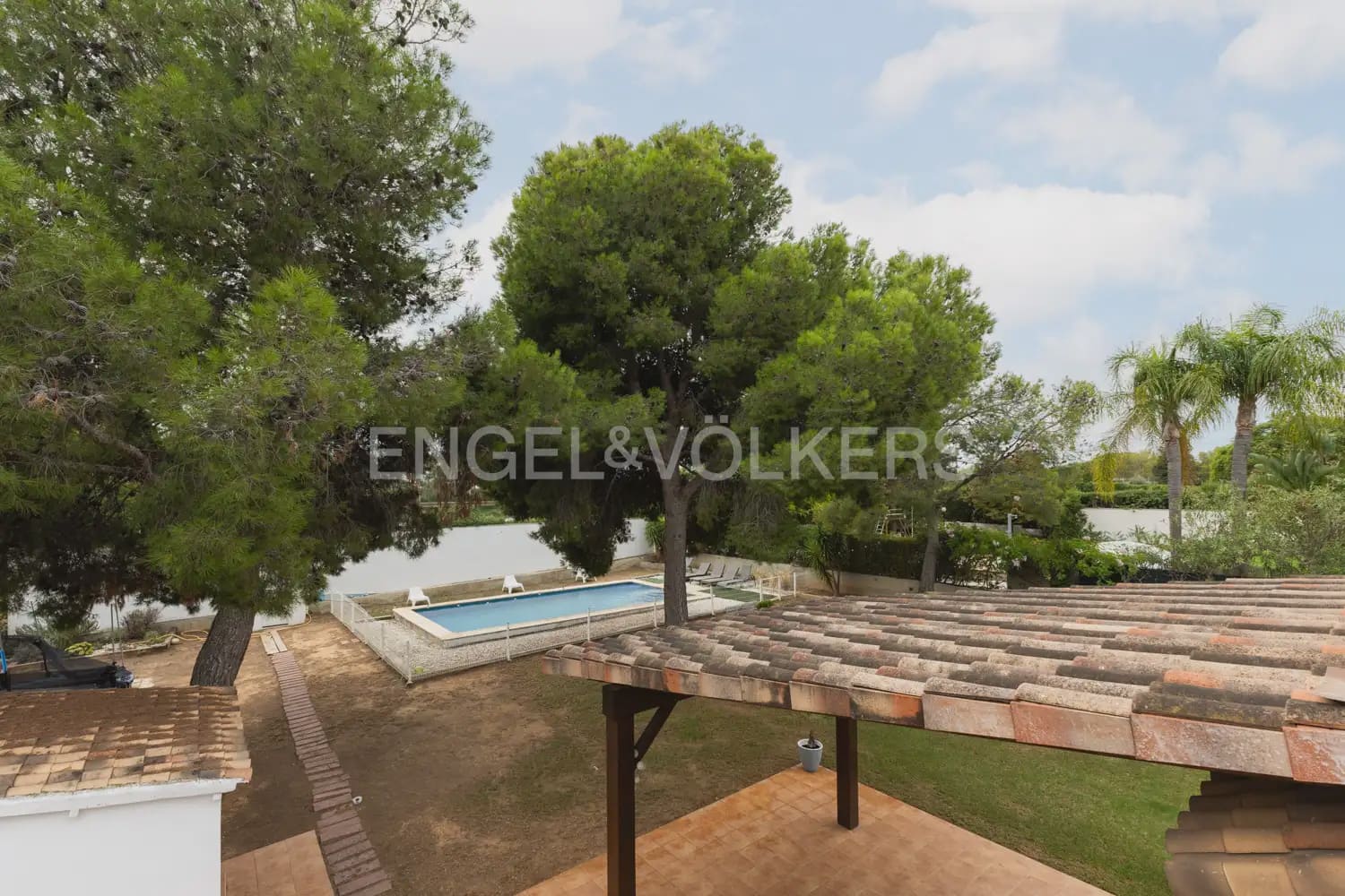 5 bedroom Villa for rent in Serra with pool garage - € 3,200 (Ref: 9898038)