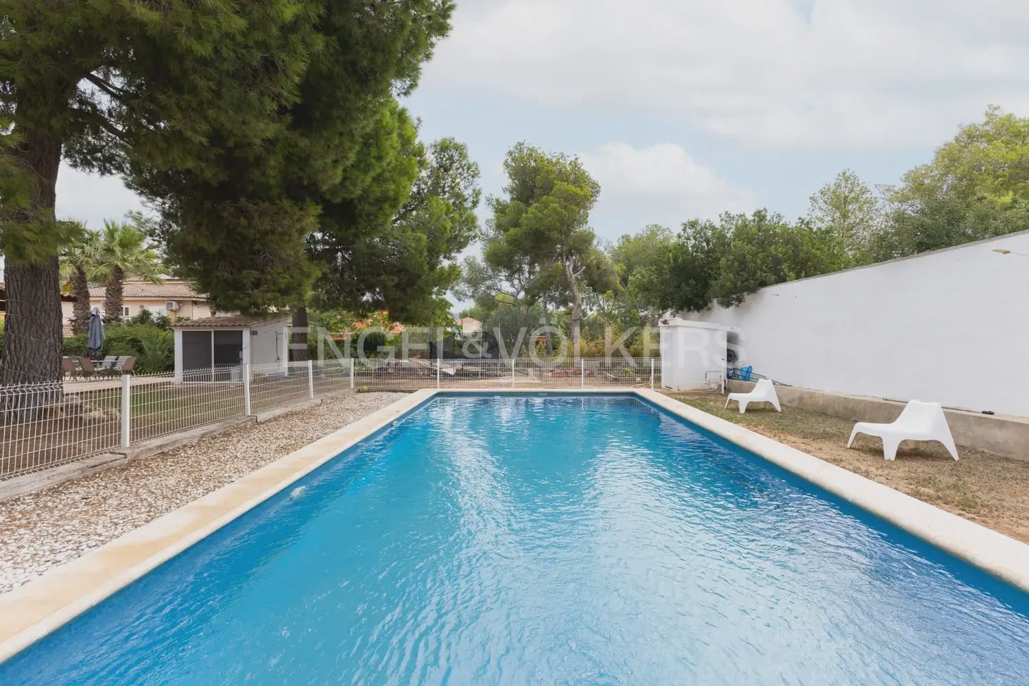 5 bedroom Villa for rent in Serra with pool garage - € 3,200 (Ref: 9898038)