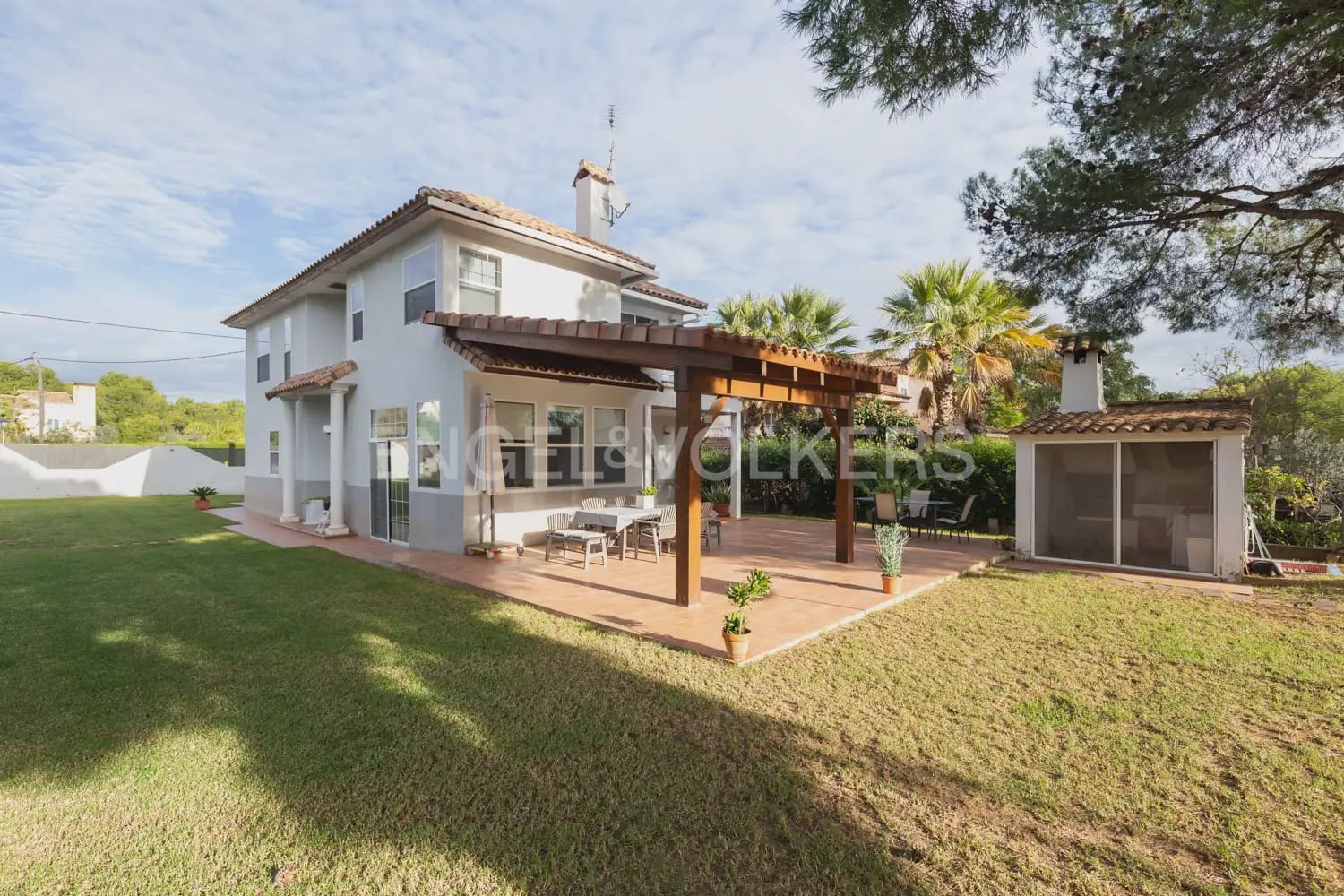 5 bedroom Villa for rent in Serra with pool garage - € 3,200 (Ref: 9898038)