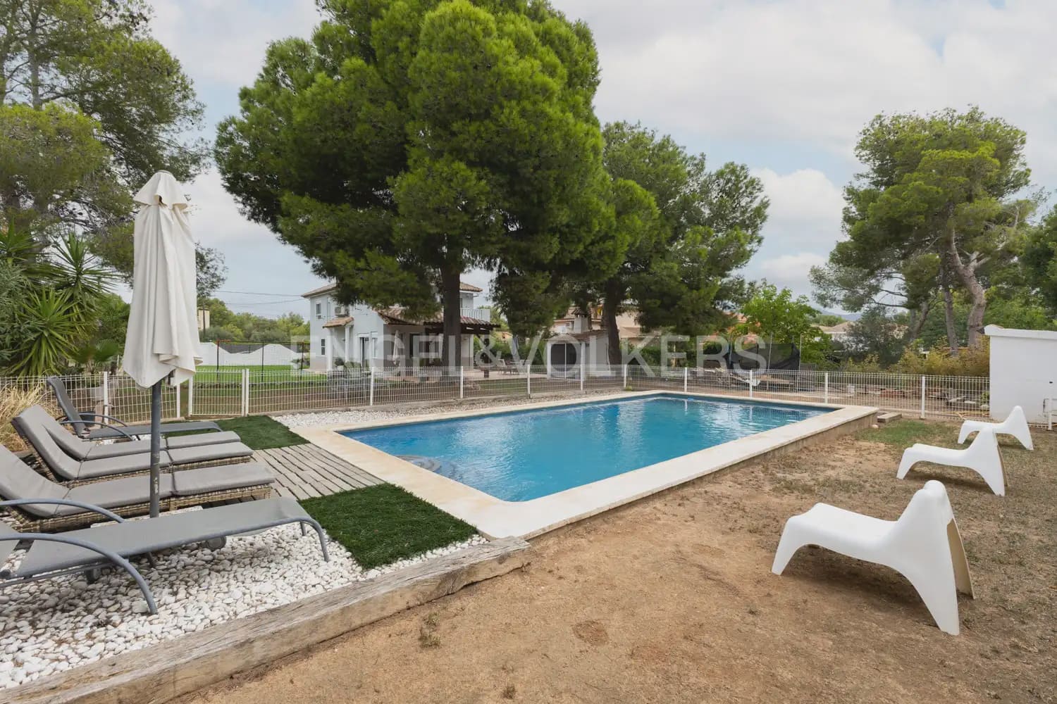 5 bedroom Villa for rent in Serra with pool garage - € 3,200 (Ref: 9898038)