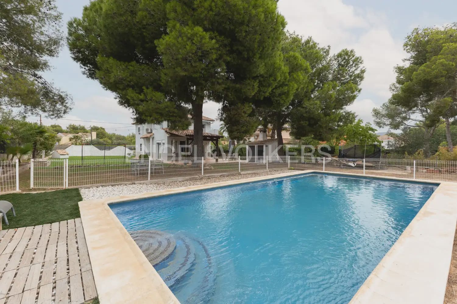5 bedroom Villa for rent in Serra with pool garage - € 3,200 (Ref: 9898038)