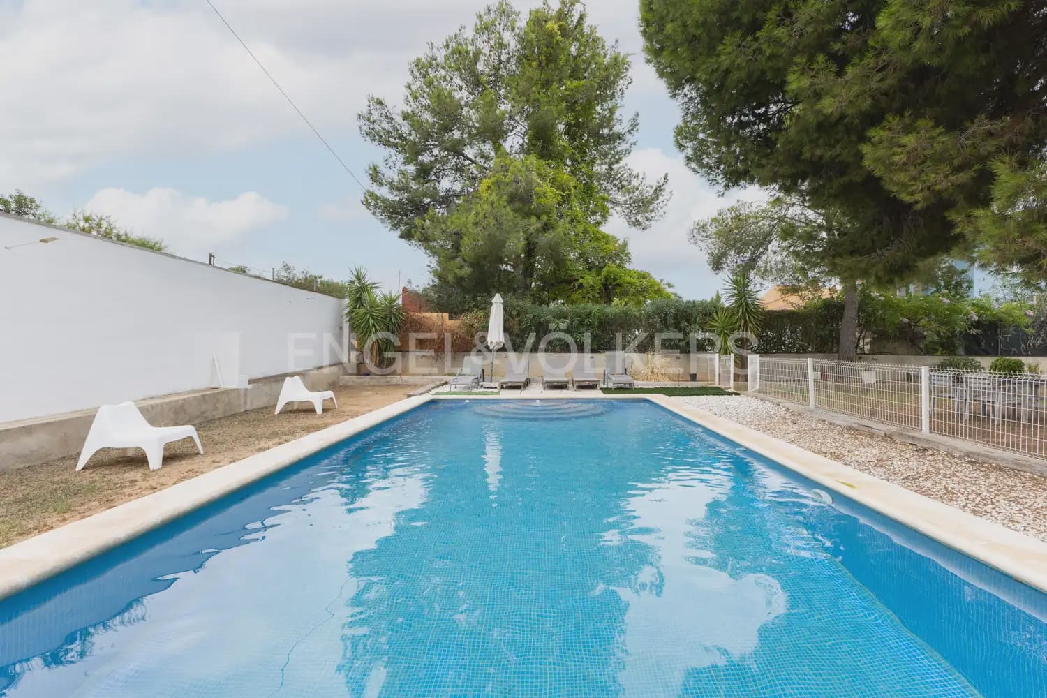 5 bedroom Villa for rent in Serra with pool garage - € 3,200 (Ref: 9898038)