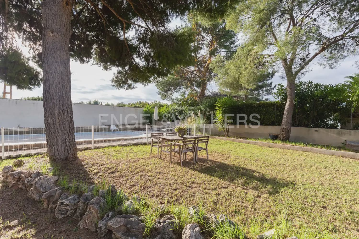 5 bedroom Villa for rent in Serra with pool garage - € 3,200 (Ref: 9898038)