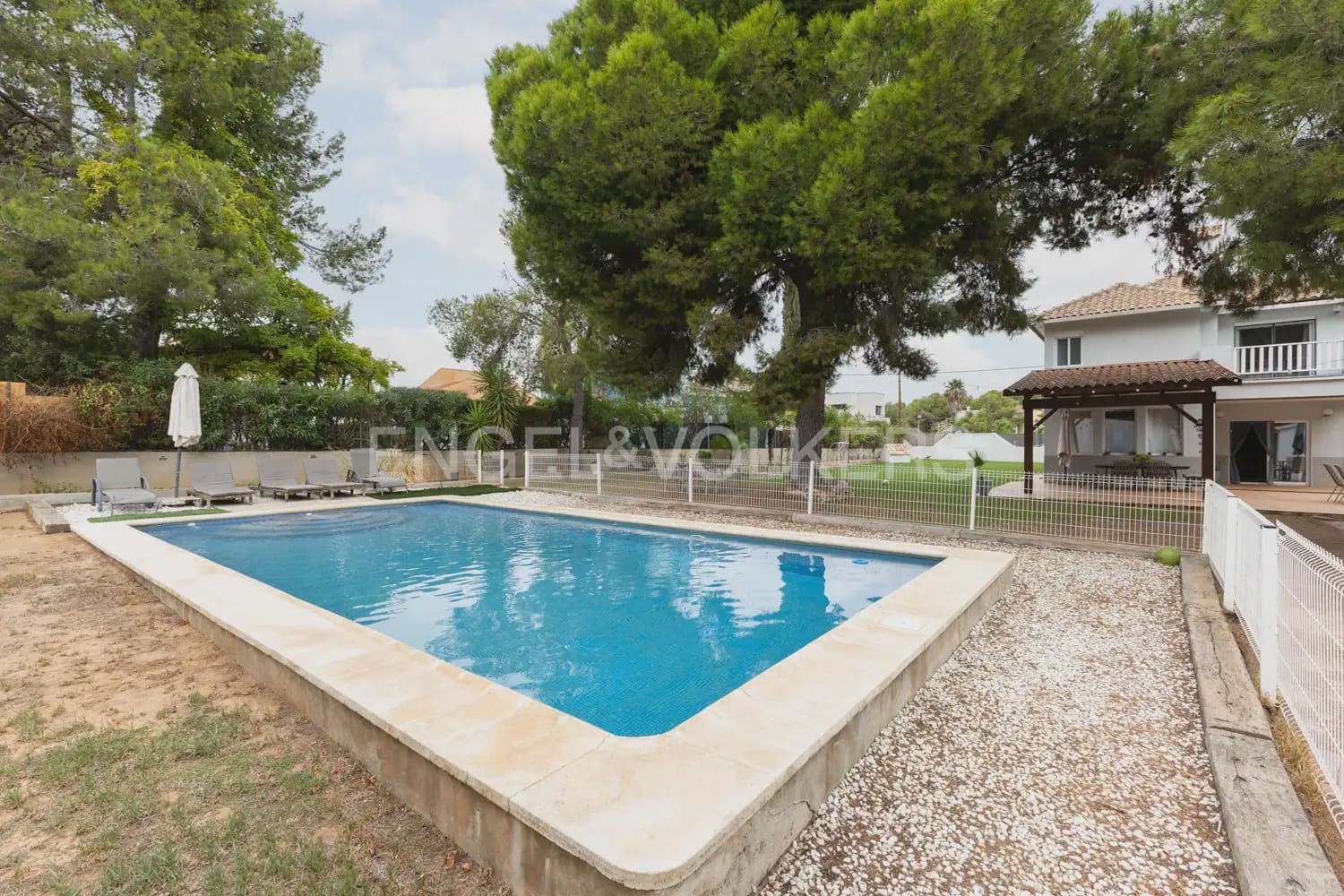 5 bedroom Villa for rent in Serra with pool garage - € 3,200 (Ref: 9898038)