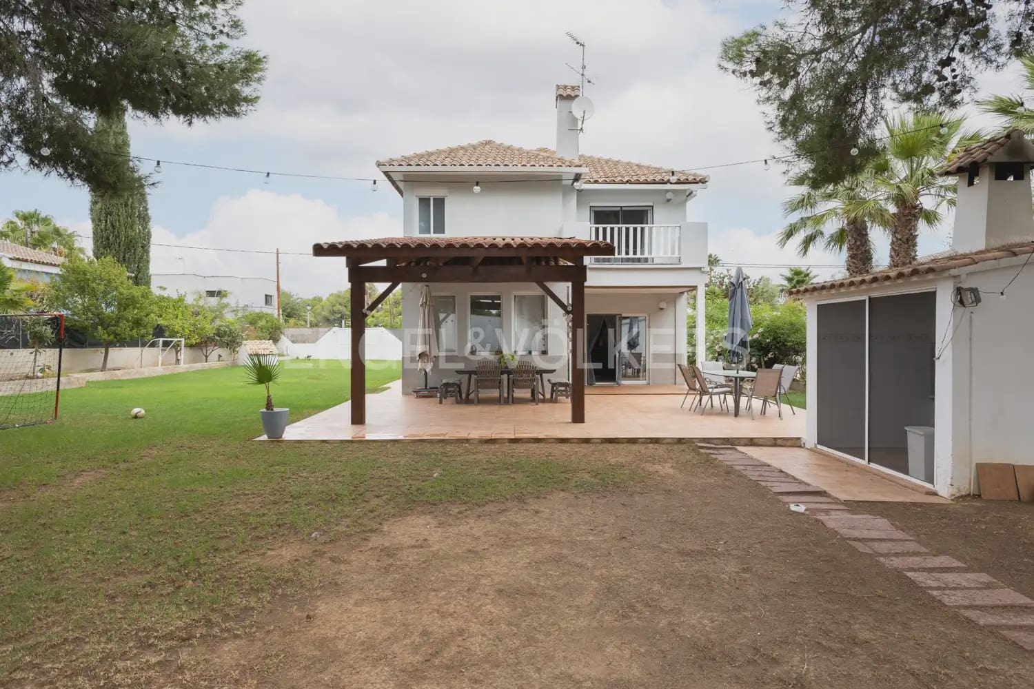 5 bedroom Villa for rent in Serra with pool garage - € 3,200 (Ref: 9898038)