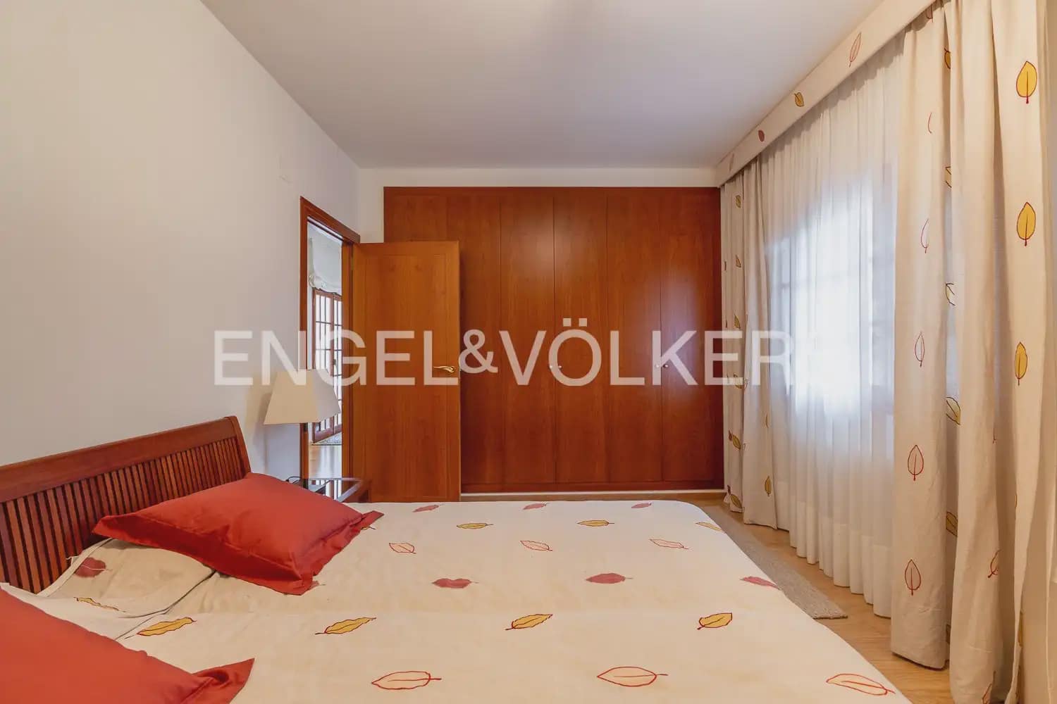 6 chambre Villa/Maison à vendre à Chiva avec piscine garage - 1 290 000 € (Ref: 9898041)