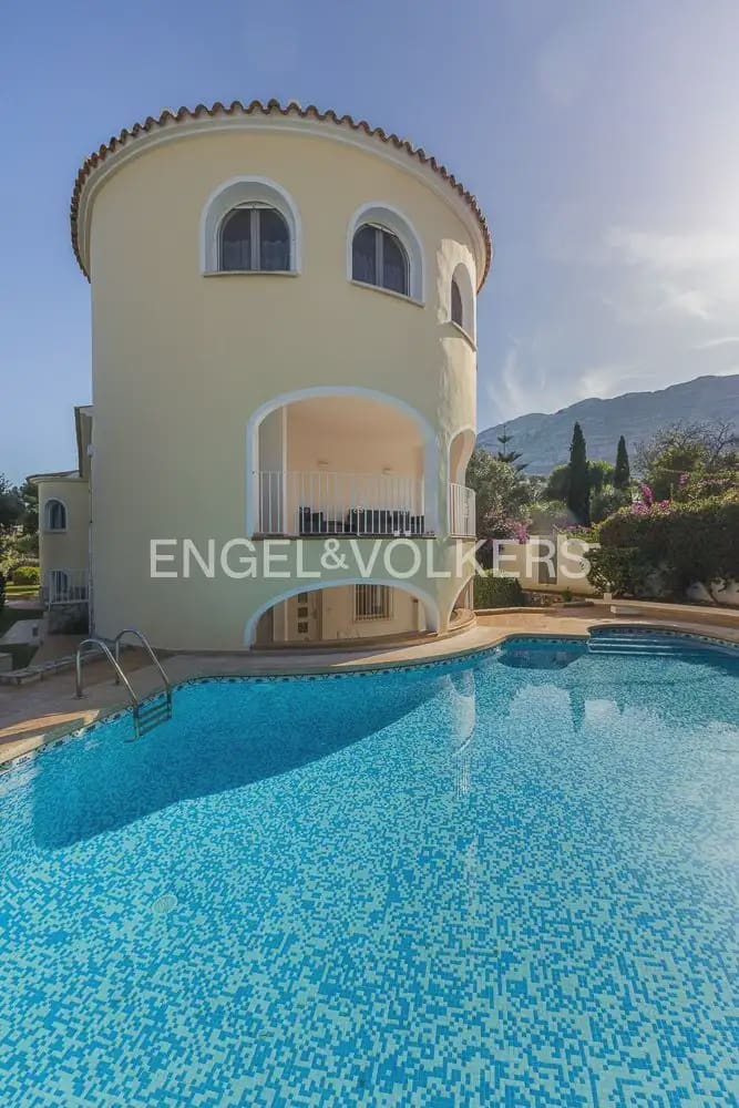 Chalet de 6 habitaciones en Dénia en venta con piscina garaje - 695.000 € (Ref: 9898046)