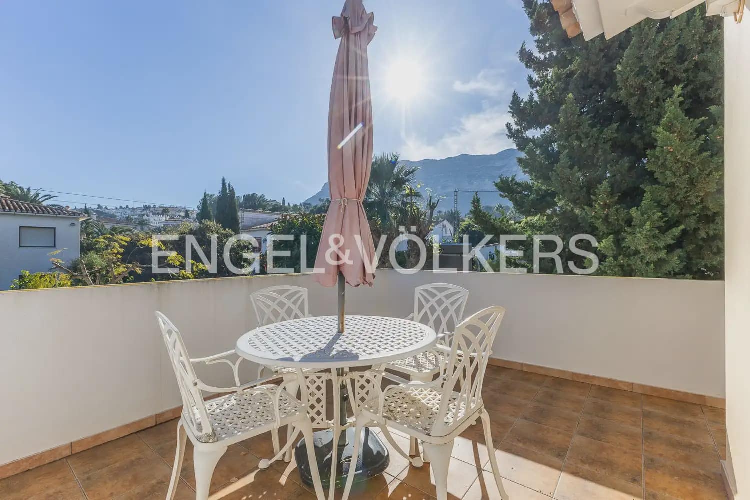 Chalet de 6 habitaciones en Dénia en venta con piscina garaje - 695.000 € (Ref: 9898046)