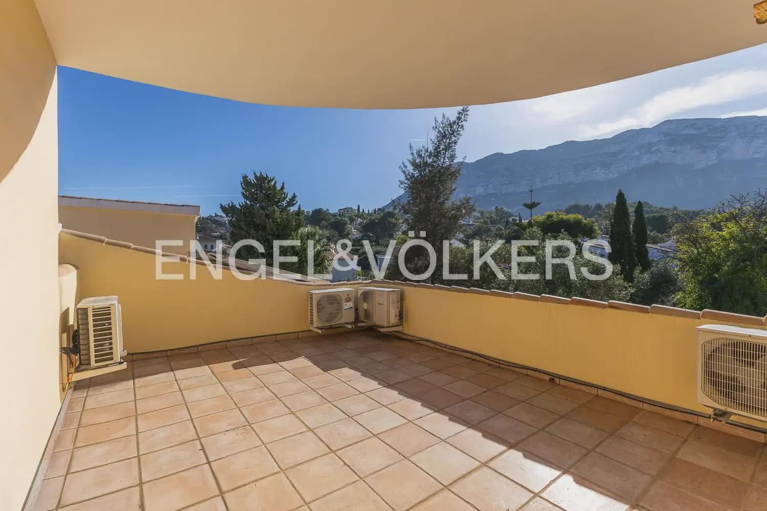 Chalet de 6 habitaciones en Dénia en venta con piscina garaje - 695.000 € (Ref: 9898046)