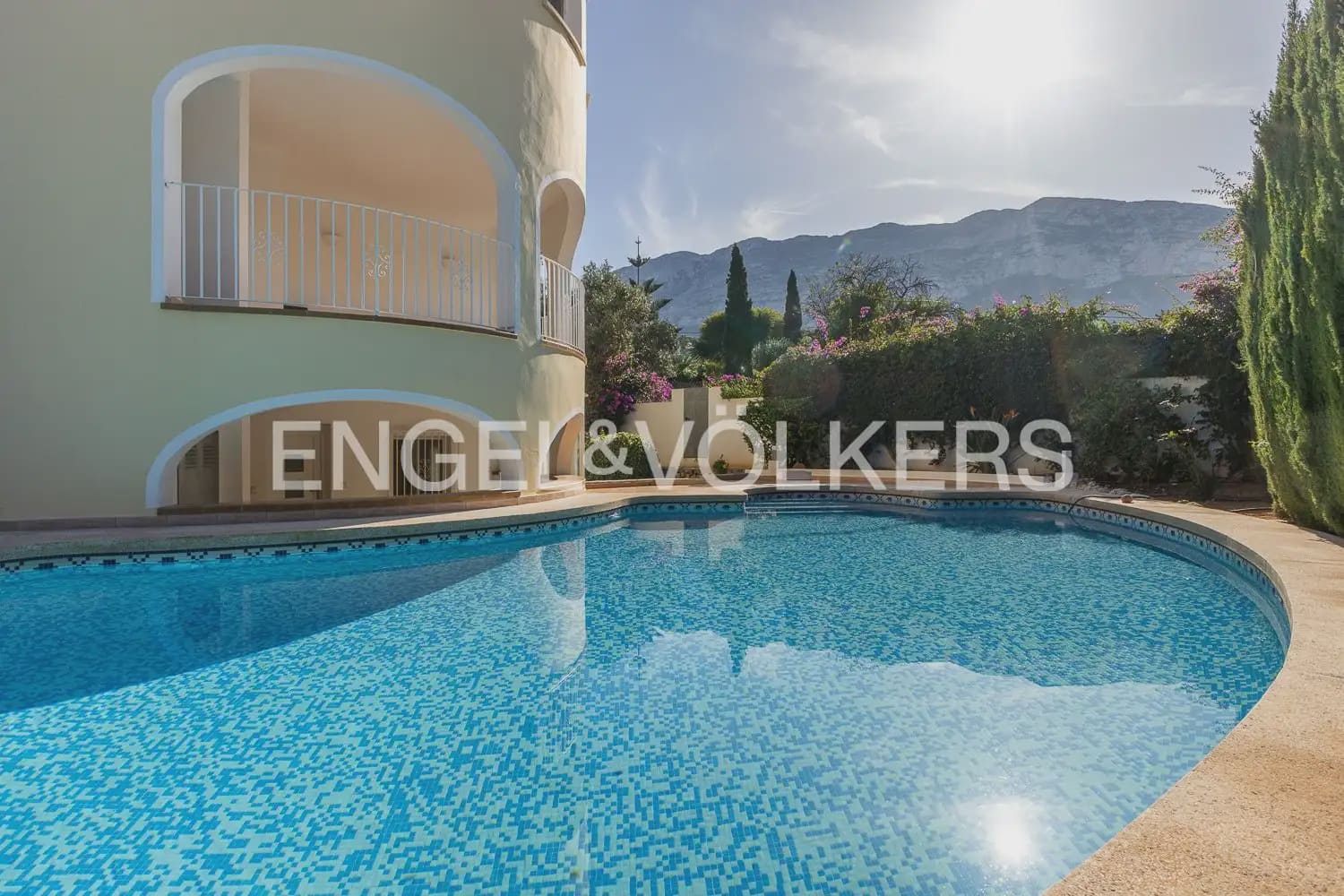 Chalet de 6 habitaciones en Dénia en venta con piscina garaje - 695.000 € (Ref: 9898046)