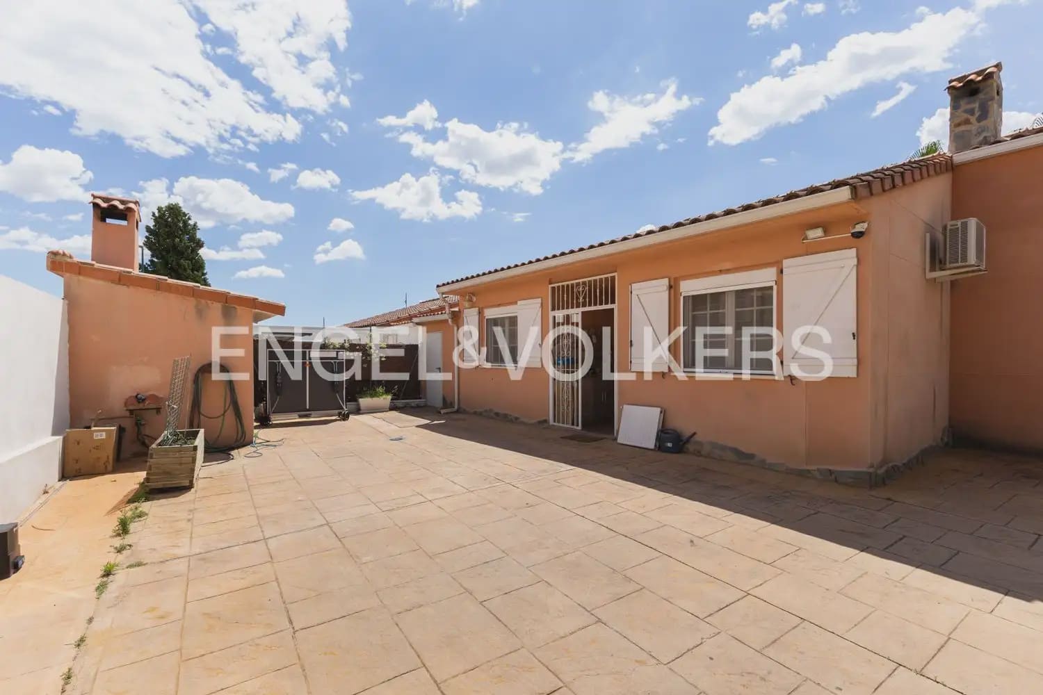 4 slaapkamer Halfvrijstaande villa te huur in Riba-roja de Turia met zwembad garage - € 2.500 (Ref: 9898050)