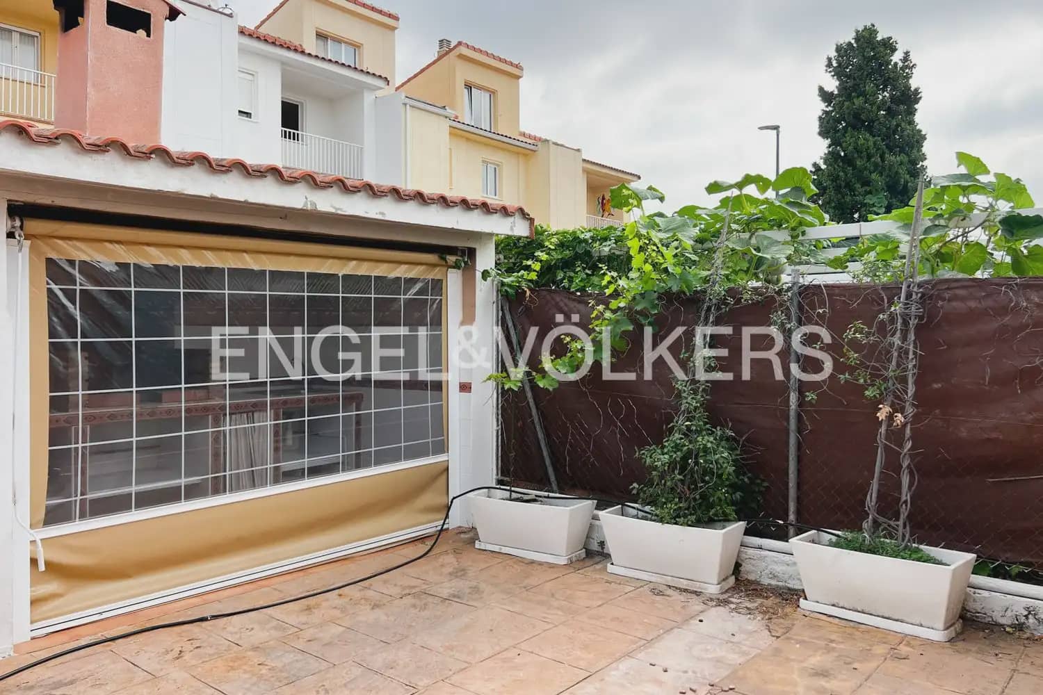 4 soverom Kjedet enebolig til leie i Riba-roja de Turia med svømmebasseng garasje - € 2 400 (Ref: 9898050)