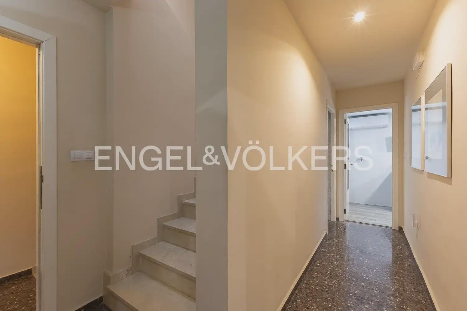 5 bedroom Townhouse for sale in Carlet with garage - € 225,000 (Ref: 9898053)