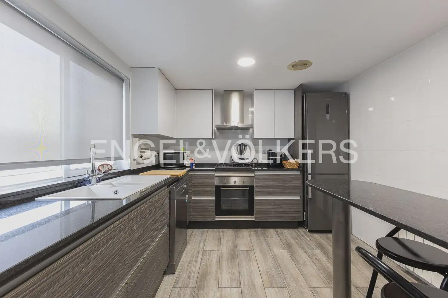 5 bedroom Townhouse for sale in Carlet with garage - € 225,000 (Ref: 9898053)