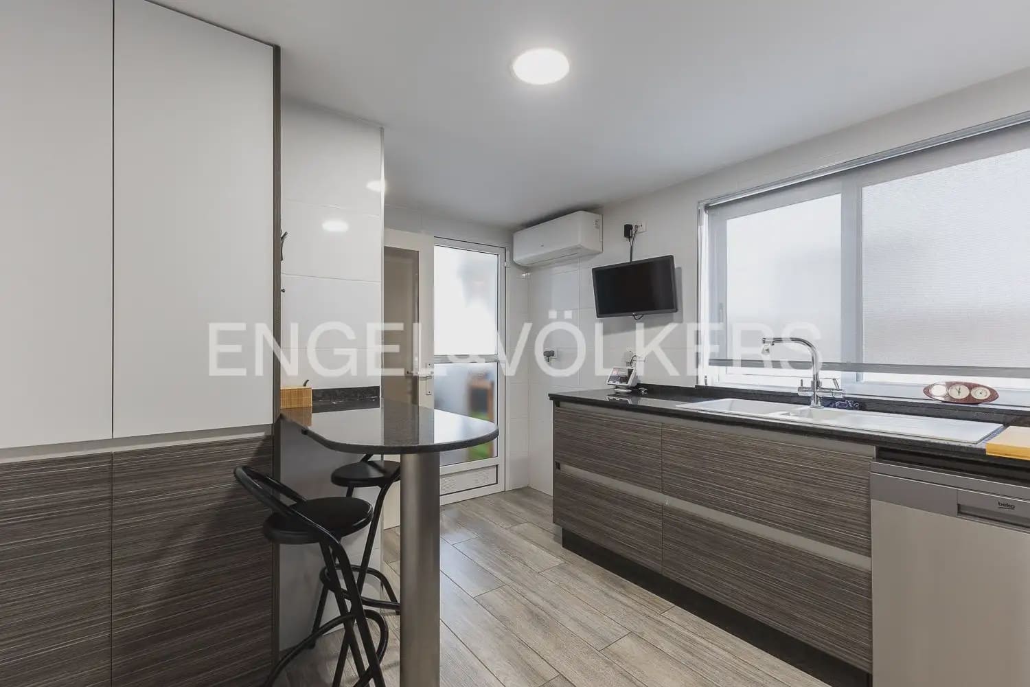 5 bedroom Townhouse for sale in Carlet with garage - € 225,000 (Ref: 9898053)